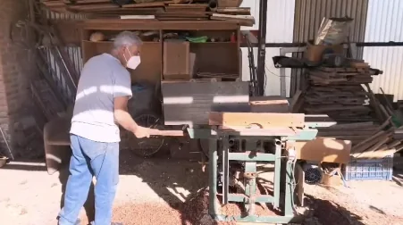 Operario de EcoPissis trabajando la madera en el taller